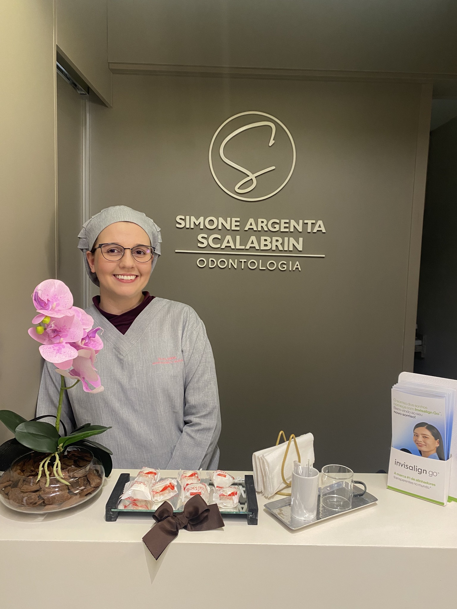 Caroline Zoltowski Cardoso na recepção do consultório