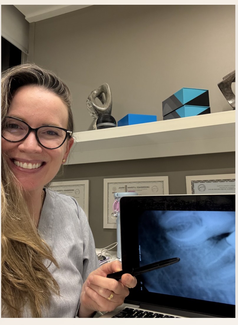 Dra. Simone explicando radiografia em monitor