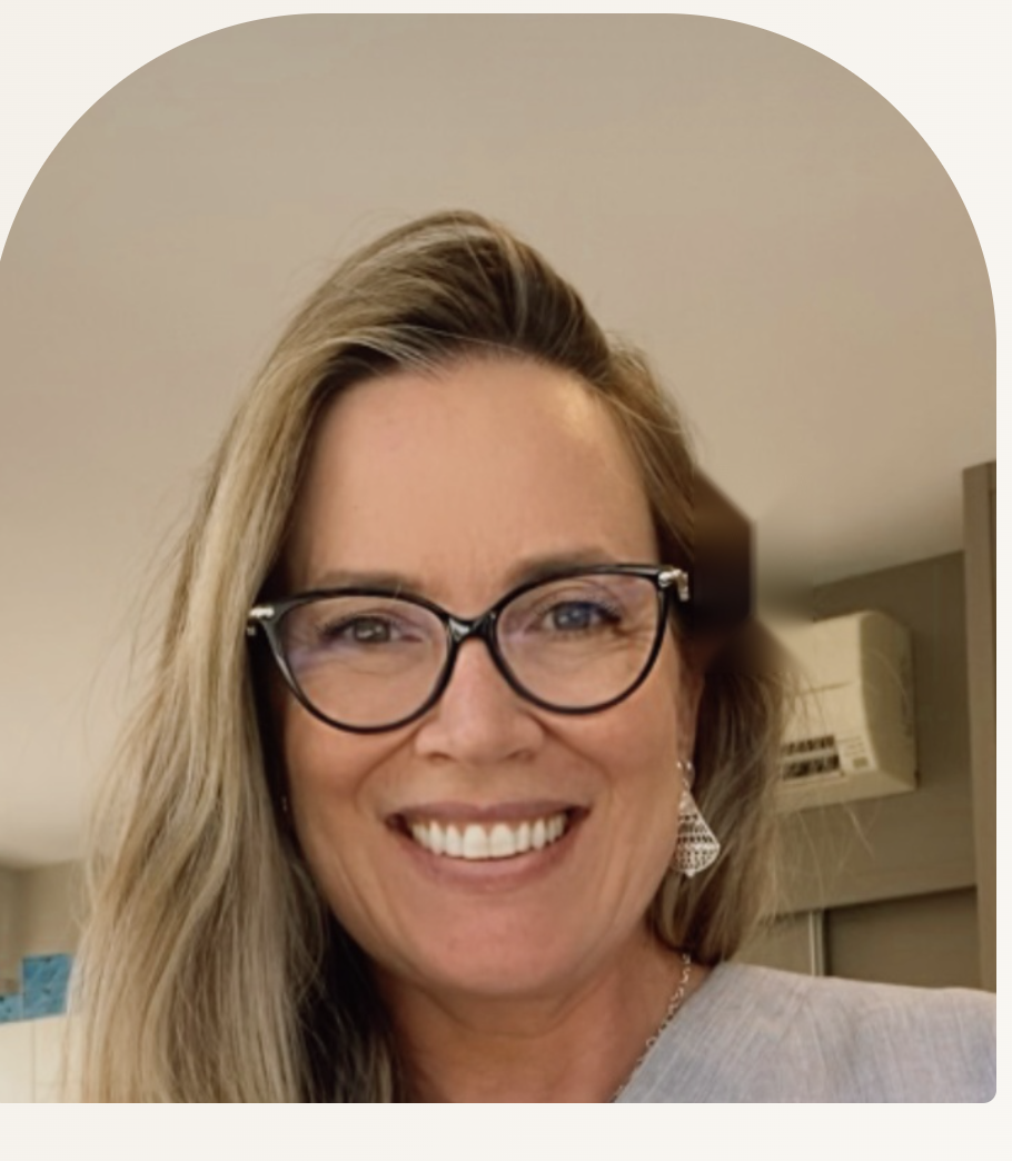 Dra. Simone sorrindo no consultório